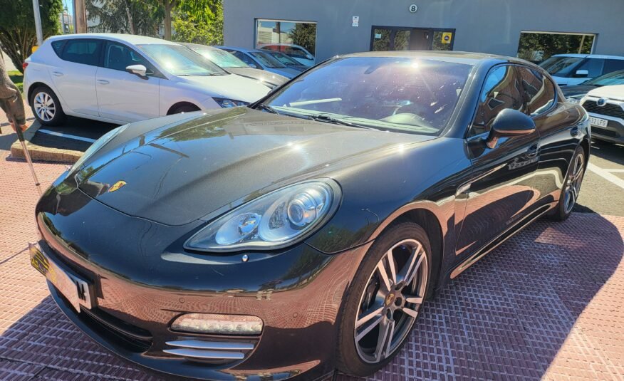 PORSCHE Panamera 4