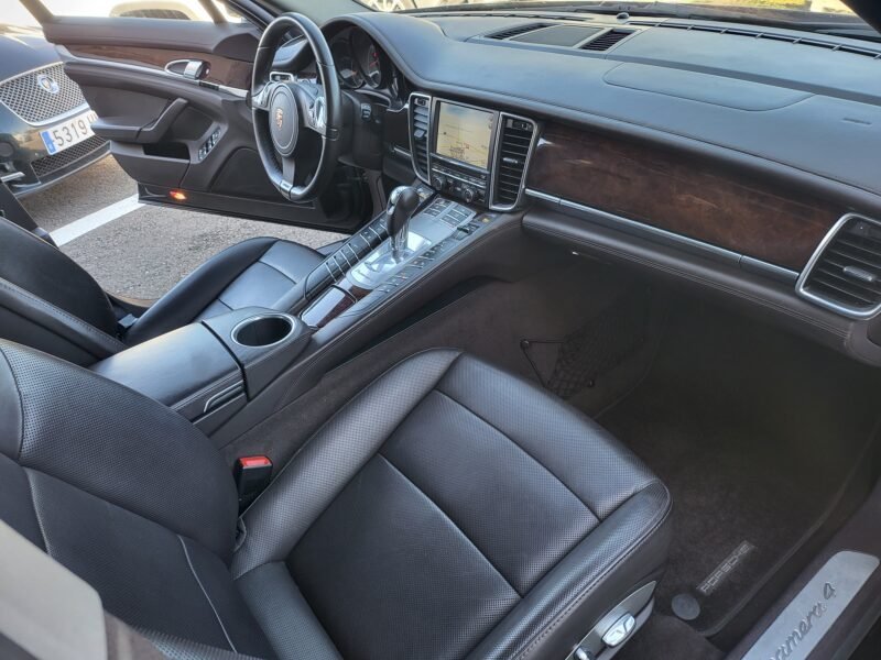PORSCHE Panamera 4