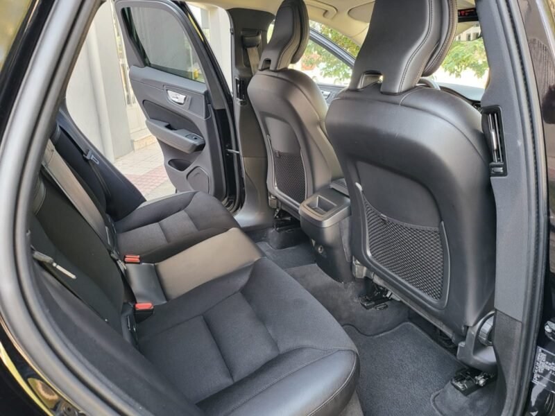 VOLVO XC60 D4 MOMENTUM AUT