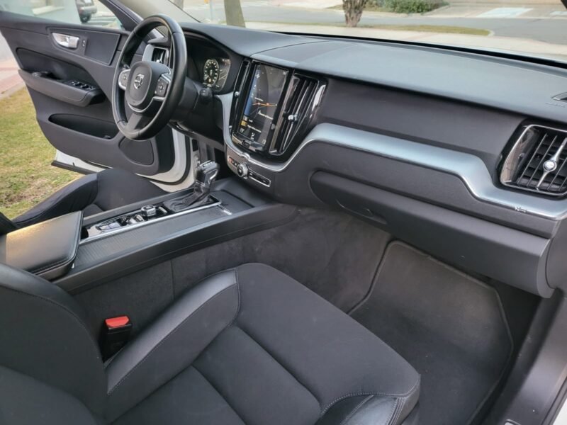 VOLVO XC60 2.0 D4 AWD Momentum Auto 5p.