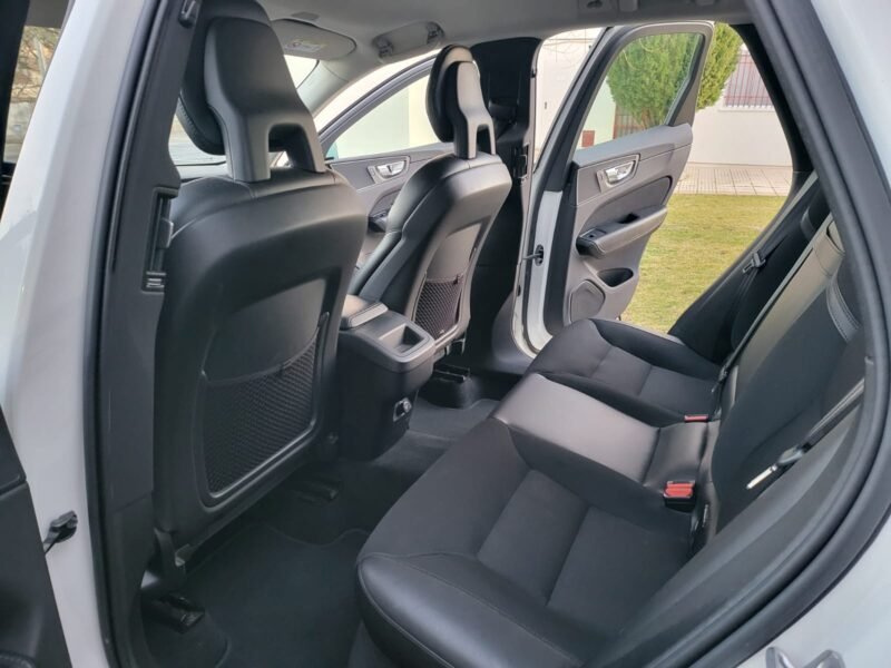 VOLVO XC60 2.0 D4 AWD Momentum Auto 5p.