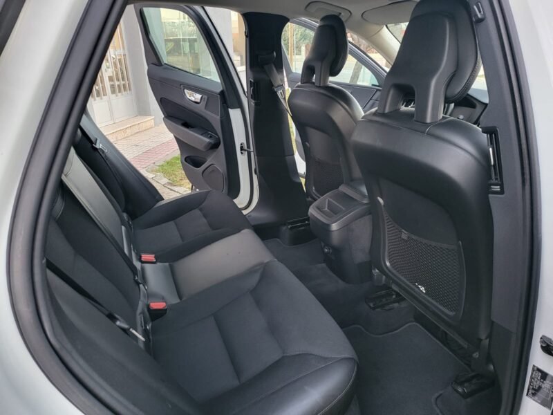 VOLVO XC60 2.0 D4 AWD Momentum Auto 5p.