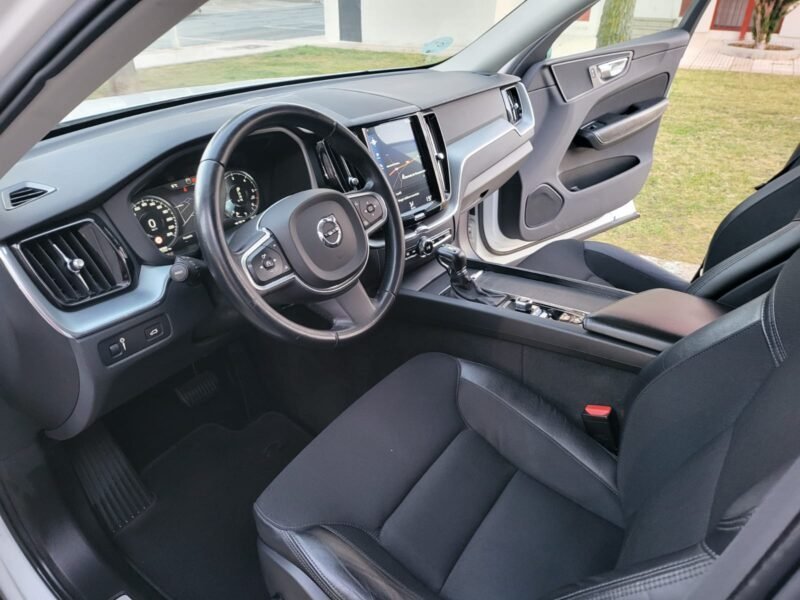 VOLVO XC60 2.0 D4 AWD Momentum Auto 5p.