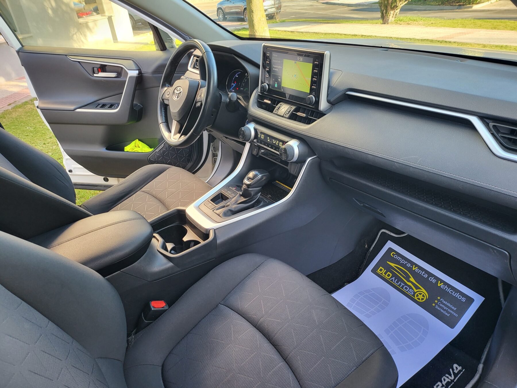 TOYOTA RAV4 2.5l 220H Advance