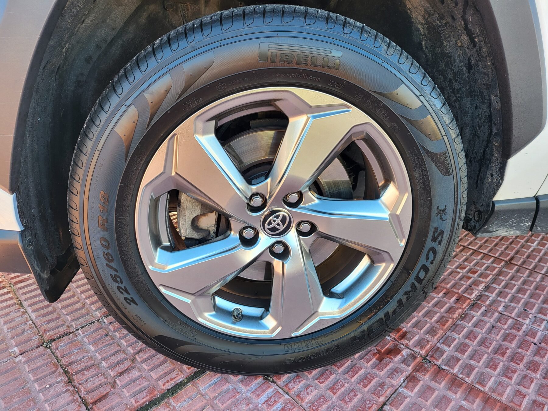 TOYOTA RAV4 2.5l 220H Advance