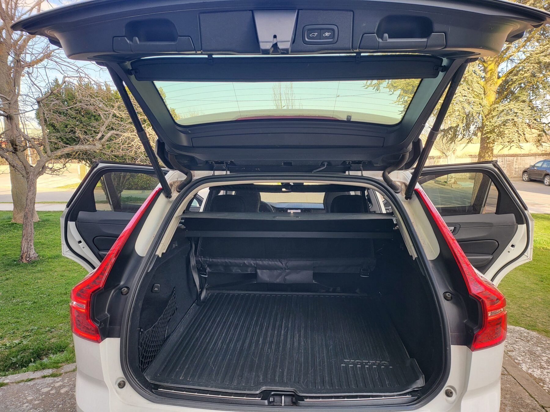 VOLVO XC60 B4 D Momentum Pro