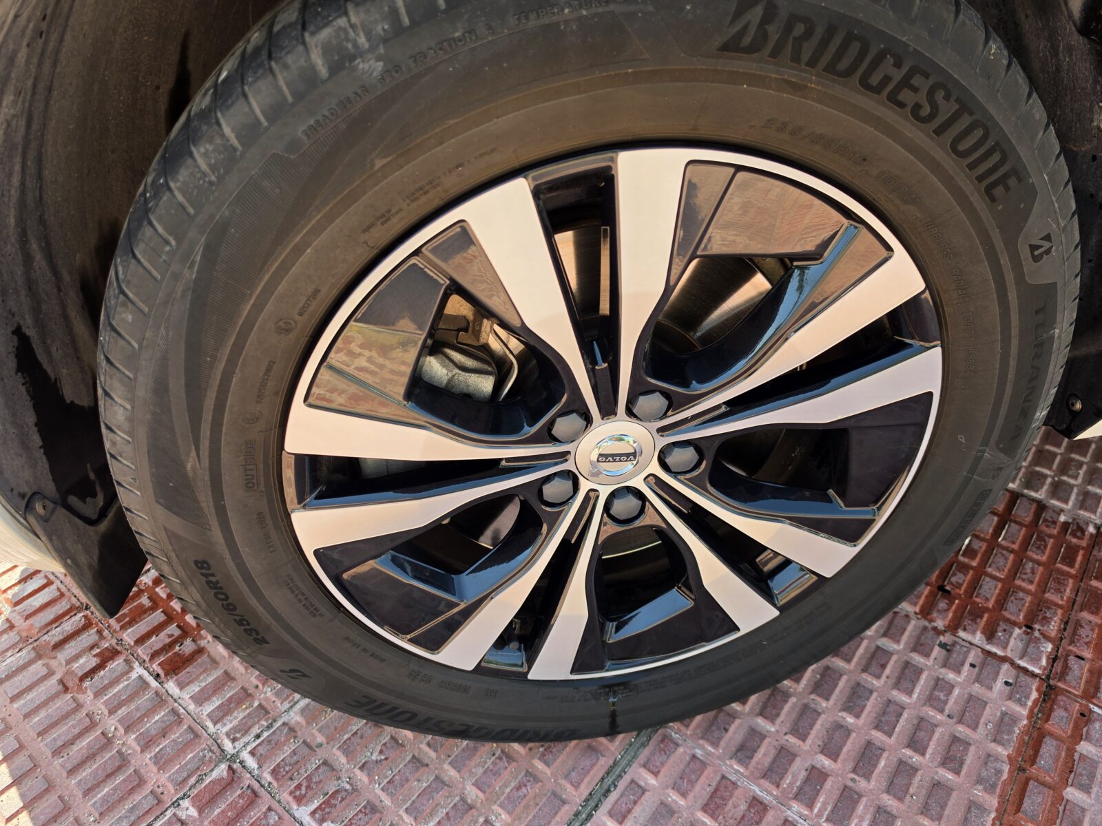 VOLVO XC60 B4D MOMENTUM PRO 