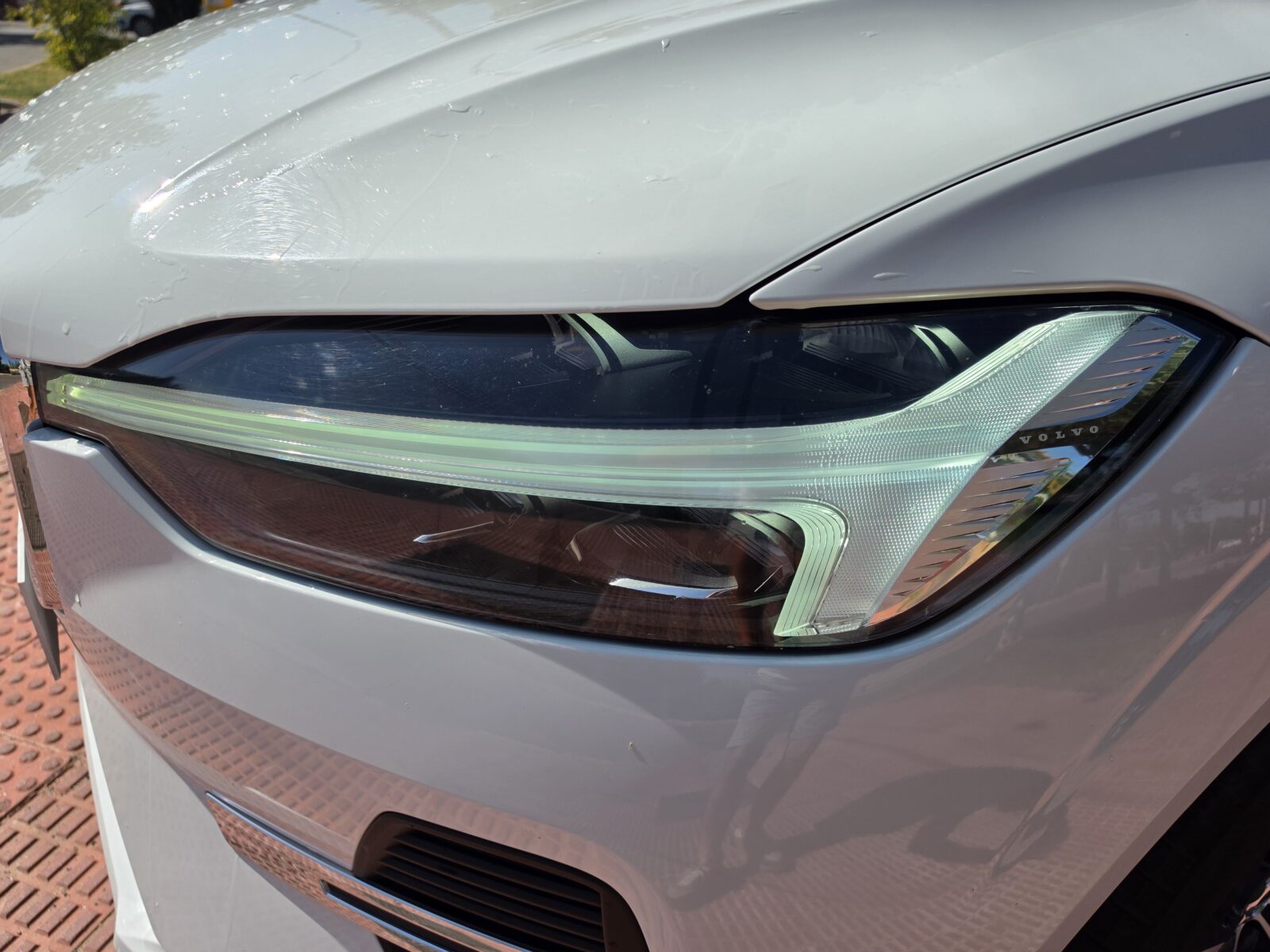 VOLVO XC60 B4D MOMENTUM PRO 