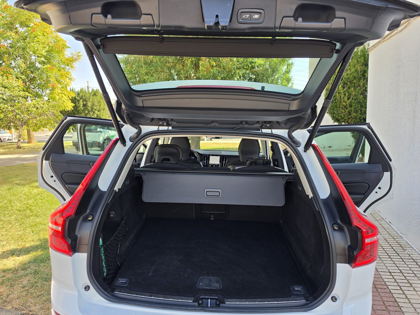 VOLVO XC60 B4D MOMENTUM PRO 