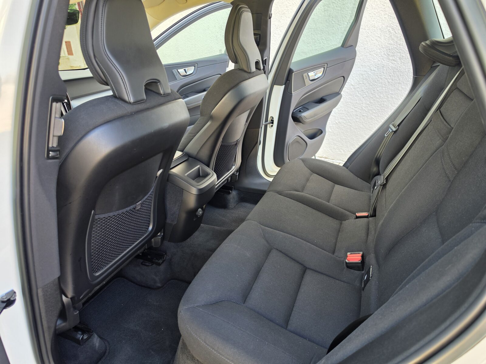 VOLVO XC60 B4D MOMENTUM PRO 