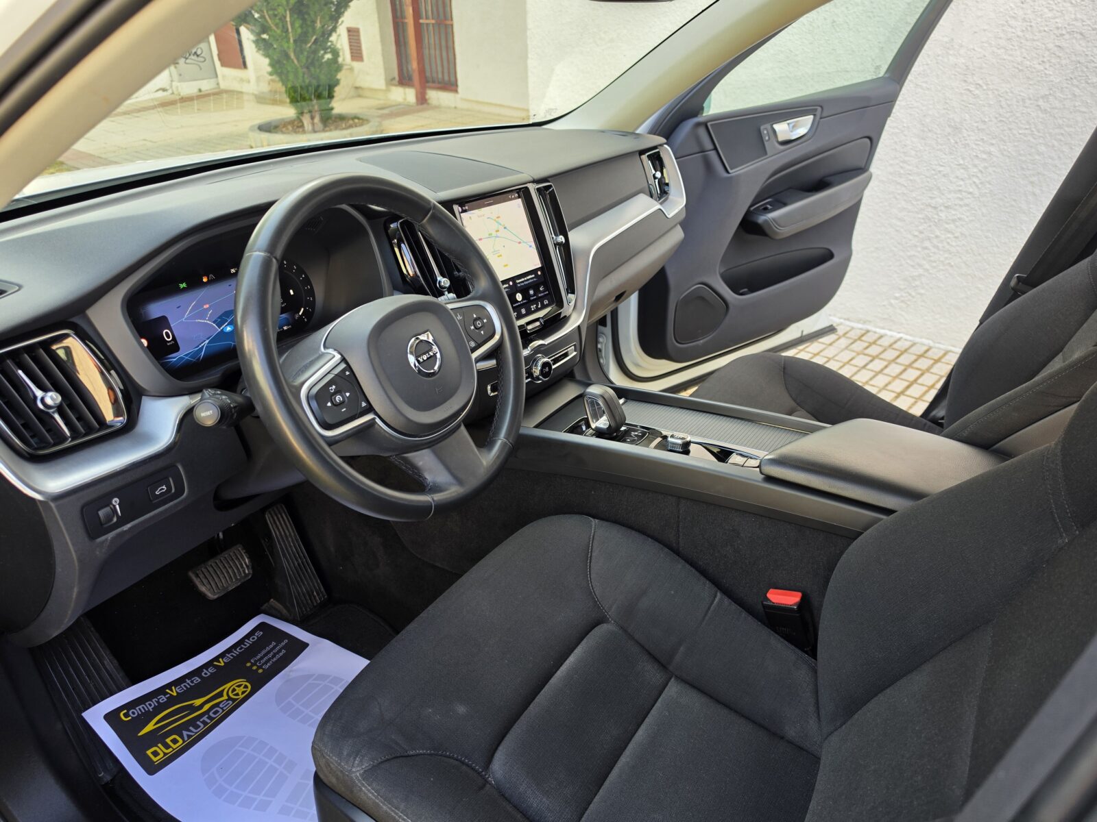 VOLVO XC60 B4D MOMENTUM PRO 