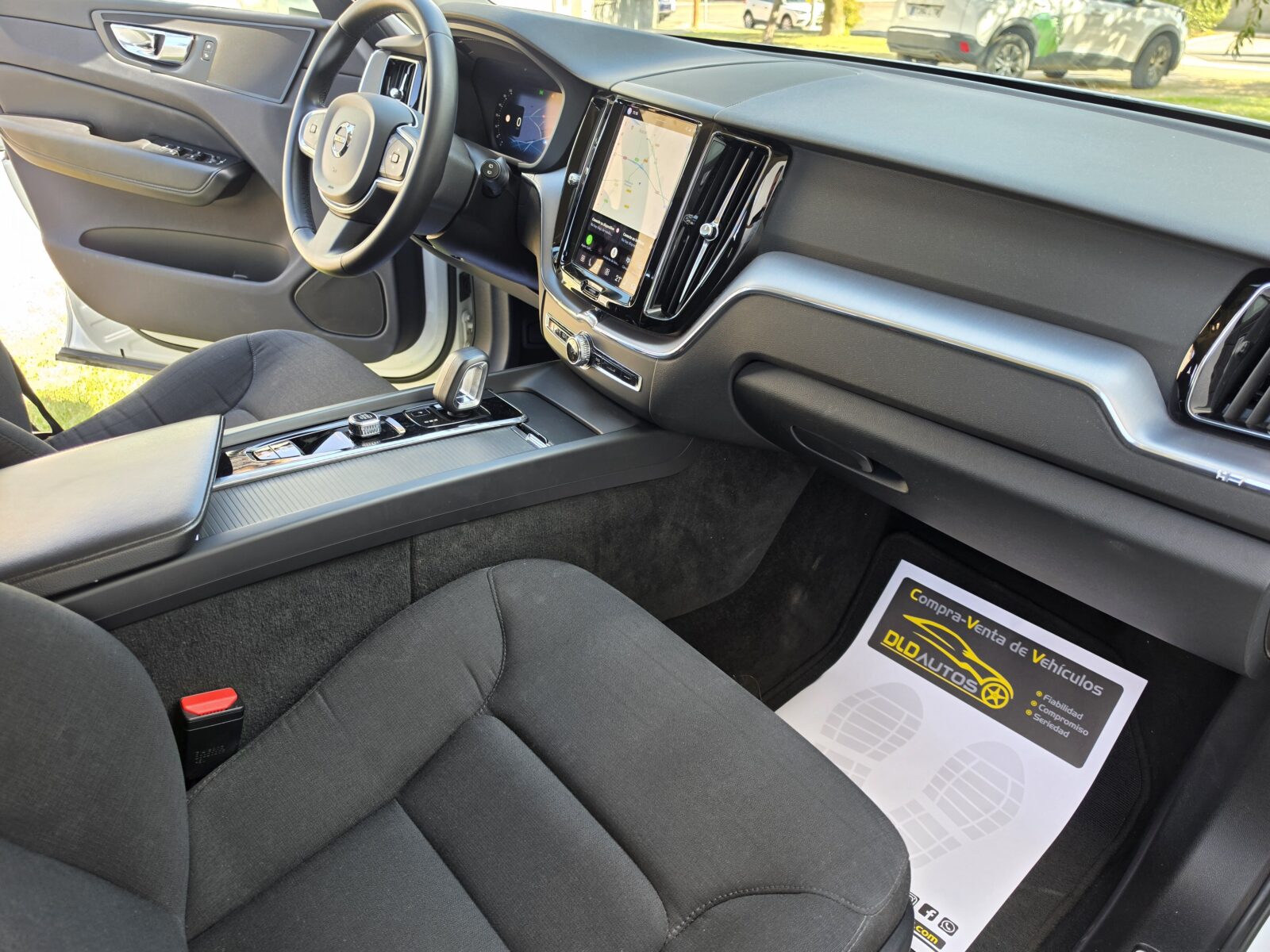 VOLVO XC60 B4D MOMENTUM PRO 